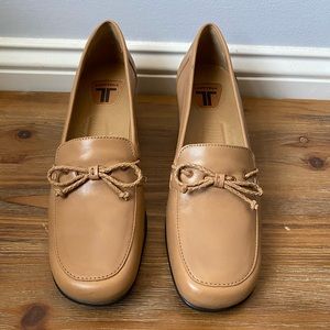 Trotters tan leather loafer in excellent condition. Size 7.5N